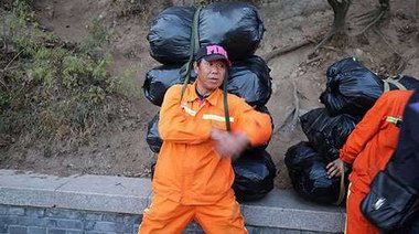 你還在亂扔嗎?八達(dá)嶺長城清潔工背垃圾下山,每天10余噸！