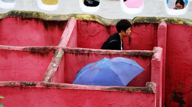奇葩！重慶洋人街景區(qū)設(shè)露天廁所，女游客撐傘入廁防走光