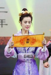 黃圣依助力央視《魅力中國(guó)城》，女官造型英氣十足
