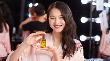 林清軒山茶花潤膚油：維密天使謝欣的“秘密武器”