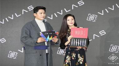 秋瓷炫夫婦代言VIVLAS品牌，現場擁抱狂撒狗糧