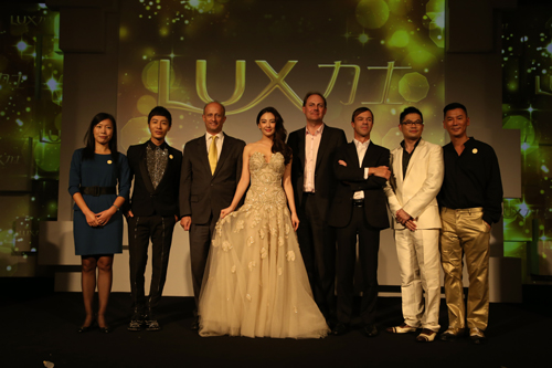 LUX力士攜手明星張雨綺，在時尚之都上海，開啟