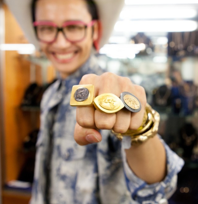 LoveGold與知名時尚博主、多棲時裝創意人江南來到位于紐約的Fragments珠寶精品店