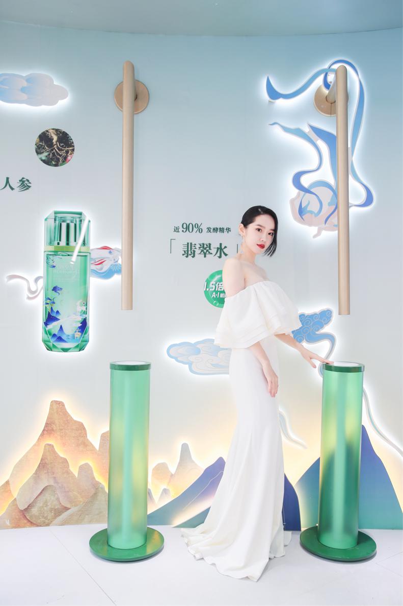 富揚(yáng)恩身穿白色魚尾禮服現(xiàn)身佰草集翡翠水活動(dòng)，優(yōu)雅的儀態(tài)宛若一只美麗的白天鵝