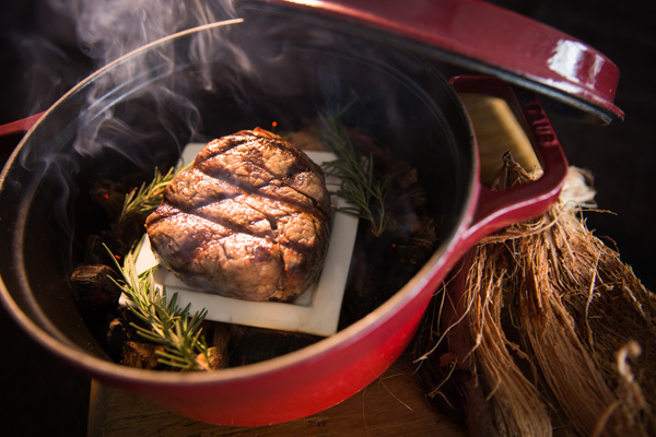 卡塔海灘船屋酒店將熟成牛肉風潮帶入普吉