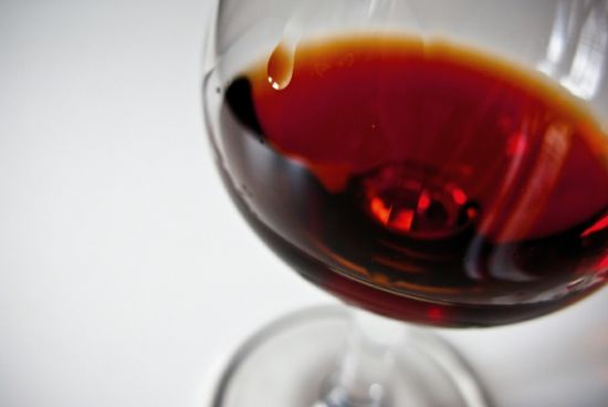 內比奧羅(Nebbiolo)的淺色讓它很容易在杯子里被認出來