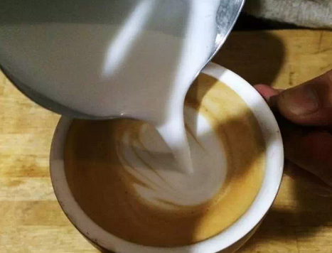 圖文教學：如何在家做出精美的咖啡拉花？