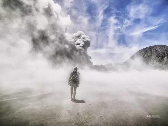 Keow Wee Loong行走在火山灰籠罩下的地區