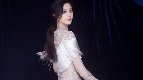 范冰冰白色流蘇長裙搭配De Beers Arpeggia鉆石優雅出席芭莎明星慈善夜
