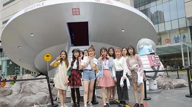 直播！權(quán)志龍、EXO、TFBOYS都愛的設(shè)計(jì)師在韓都衣舍奇妙靈獸節(jié)現(xiàn)場(chǎng)