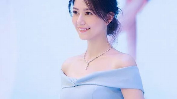 高圓圓否認懷孕，女神一身淡藍色禮服參加活動美出天際！