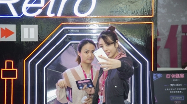 瓷妝Disco Retro 快閃店完美收官,給你最強的色彩體驗!