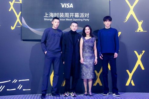 Visa攜手設計師龔力打造聯名衛衣， 酷感時尚智造不凡生活