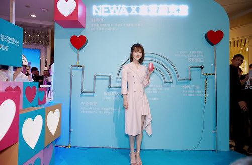 楊紫出席以色列NEWA家用射頻美容儀的活動，緊致少女肌令人羨慕。