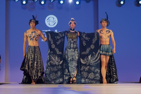 成昊藍憶系列三《藍夢旗語——錦雞》助陣中華服飾設計周開場大秀