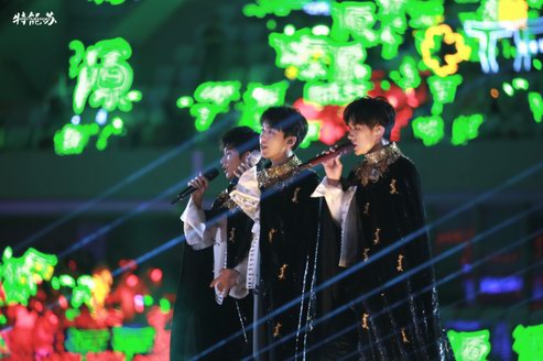 黑金斗篷，為少年加冕，糖心旦TANGXINDAN助陣TFBOYS開場首套戰(zhàn)袍