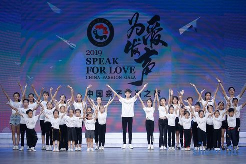 “年度代言人&公益大使”雙重榮耀加持，王浩東愛(ài)心助力貴州百里杜鵑！