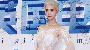 clara克拉拉真空上陣性感開掛，白發搭配透視裝完爆眾女星