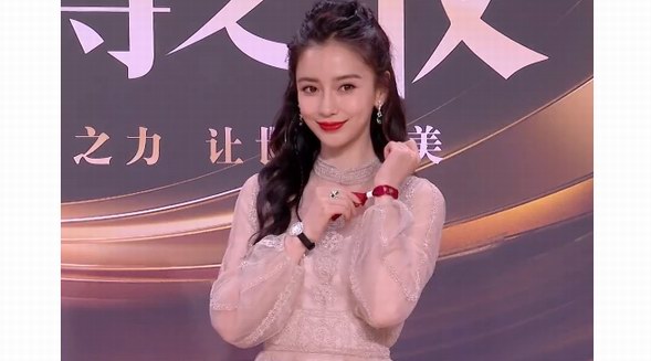 黃曉明為Baby慶生后，微博之夜夫妻倆人罕見“同框” 