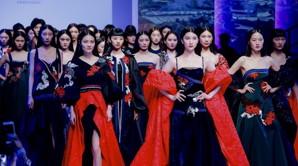 約會天才媽媽——她愛非遺藝術展暨“天才媽媽×東鄉繡娘”公益時裝秀成功舉辦