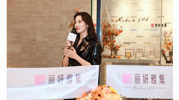 女星宋佳定格耀美時光，為麗妍雅集Rubis SPA瑞虹天地太陽宮店開業剪彩