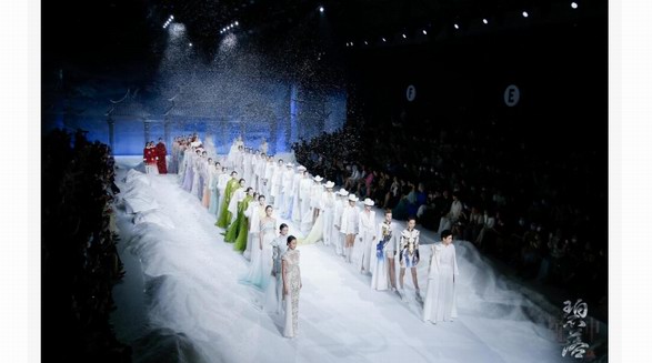 乾坤流轉，碧落芳華——熊英·蓋婭傳說 |【乾坤·碧落】2023SS中國國際時裝周發布會開幕大秀圓滿舉行