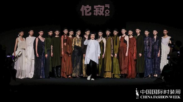 佗寂·梁云俠：看見重塑煥新之美｜SS23發(fā)布會登陸中國國際時裝周