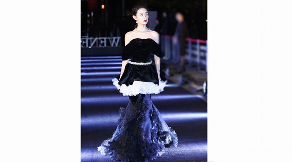 郭曉婷劇拋臉霸屏，高級時尚感駕馭各種風格
