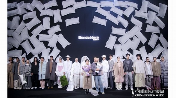 辦公室變秀場！BandeNere時裝周用沖鋒衣西裝重構(gòu)松弛哲學(xué)