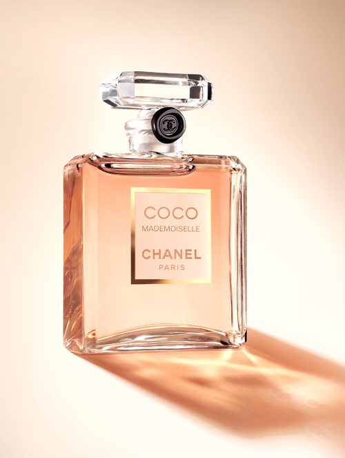 早已成為俏麗、獨(dú)立與迷人女性最佳代言香水的香奈兒摩登COCO（COCO MADEMOISELLE），自2001年由香奈兒第三代鼻子 Jacques Polge 創(chuàng)作問(wèn)世以來(lái)，至今仍持續(xù)散發(fā)誘人韻味，擄獲全世界女人的心。全新推出的香精15ml版本，讓我們得以一窺摩登COCO私底下令人一見(jiàn)傾心的魅力特質(zhì)。隨時(shí)隨地散發(fā)令人難以抗拒的魅力誘惑，摩登COCO香精方便隨身攜帶，讓女性隨心所欲施展魅力。