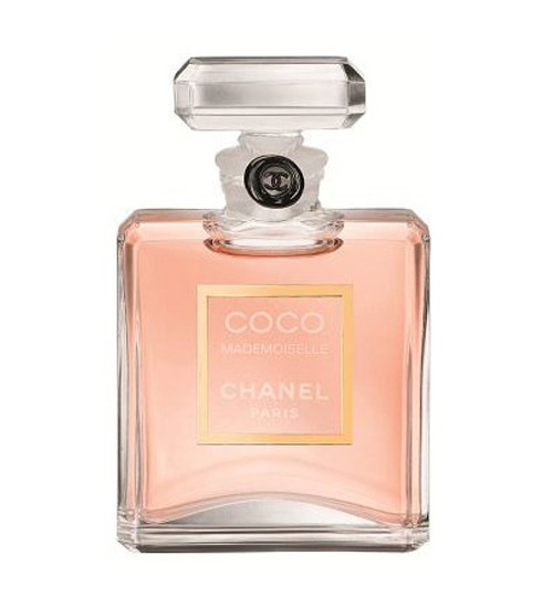 早已成為俏麗、獨(dú)立與迷人女性最佳代言香水的香奈兒摩登COCO（COCO MADEMOISELLE），自2001年由香奈兒第三代鼻子 Jacques Polge 創(chuàng)作問(wèn)世以來(lái)，至今仍持續(xù)散發(fā)誘人韻味，擄獲全世界女人的心。全新推出的香精15ml版本，讓我們得以一窺摩登COCO私底下令人一見(jiàn)傾心的魅力特質(zhì)。隨時(shí)隨地散發(fā)令人難以抗拒的魅力誘惑，摩登COCO香精方便隨身攜帶，讓女性隨心所欲施展魅力。