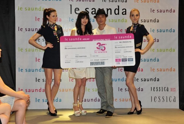 le saunda執(zhí)行董事及行政總裁Ms. Alice Lau向吳鎮(zhèn)宇送贈le saunda 35周年紀念航班登機證