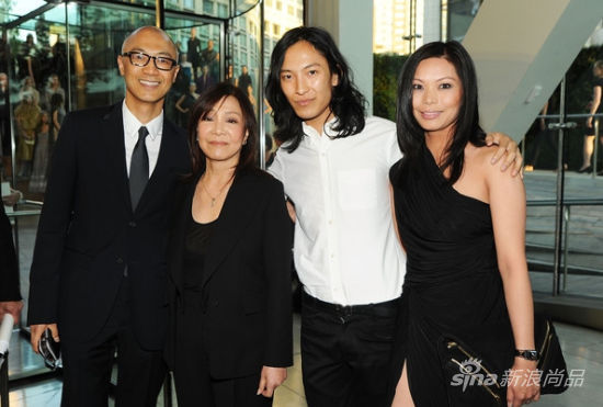 Alexander Wang與家人(左起為兄Dennis T. Wang、母Ying Ying-Wang以及嫂Aimie Wang)