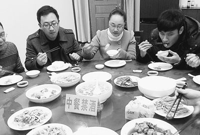 人民日?qǐng)?bào)公務(wù)接待“三嚴(yán)四禁”細(xì)則解讀：人均60元能否遏住“舌尖浪費(fèi)”